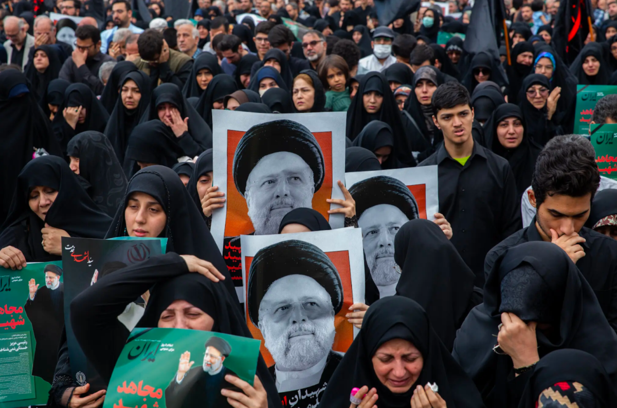 A crowd of Iranians mourning the loss of former President Raisi.
